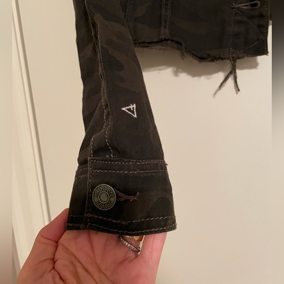 Hidden, Mixology, camouflage jean jacket, cropped, fitted, frayed hem - Picture 4 of 8